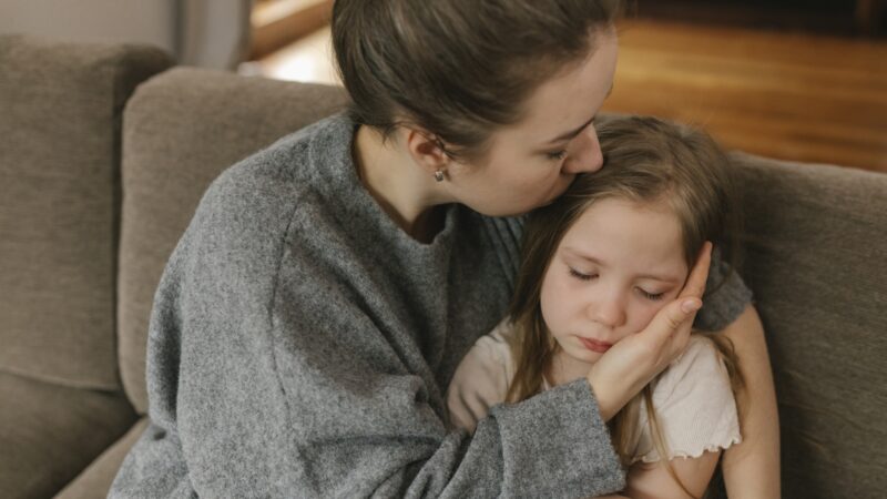 „DER ARZT SAH MEINE 5-JÄHRIGE TOCHTER AN UND FRAGTE: ‚GEHT ES IHREM SOHN GUT?‘ – DA ENTDECKTE ICH, WAS MEIN MANN FÜNF JAHRE LANG VOR MIR VERHEIMLICHT HATTE!“