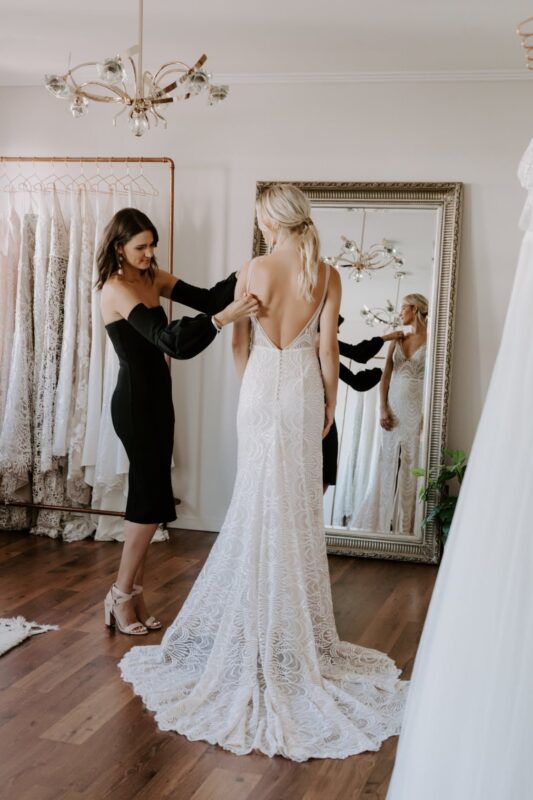 Drei Stunden vor meiner Hochzeit zerschnitt meine Schwester mein Brautkleid … Doch als meine Schwiegermutter eine schwarze Kleiderhülle öffnete, erstarrten alle vor Schock.