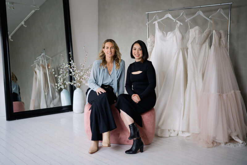 Drei Stunden vor meiner Hochzeit zerschnitt meine Schwester mein Brautkleid … Doch als meine Schwiegermutter eine schwarze Kleiderhülle öffnete, erstarrten alle vor Schock.