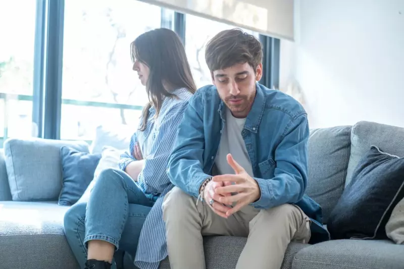 Zehn Jahre lang hasste sie die Liebe ihres Lebens – ohne zu wissen, dass er sie verlassen hatte, um ihre Familie zu retten. Doch nach seiner Rückkehr enthüllte ein letztes Geheimnis eine Wahrheit, die sie zutiefst erschütterte.