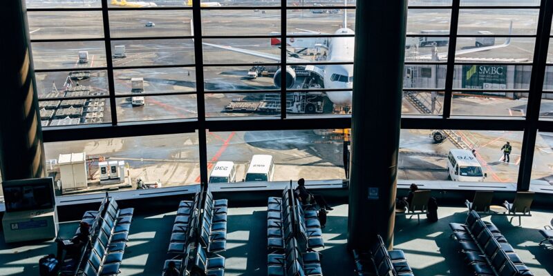 Ich wartete mit unseren Zwillingsmädchen am Flughafen auf meinen Mann … Doch statt seiner kam ein Soldat auf mich zu und sagte etwas, das mir den Boden unter den Füßen wegriss.