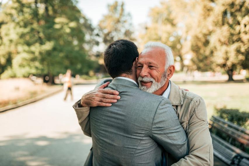 Mein Sohn mähte vier Jahre lang kostenlos den Rasen seines älteren Nachbarn … Am Tag seiner Beerdigung überreichte ihm der Anwalt einen Brief, der ein unerwartetes Geheimnis enthüllte.