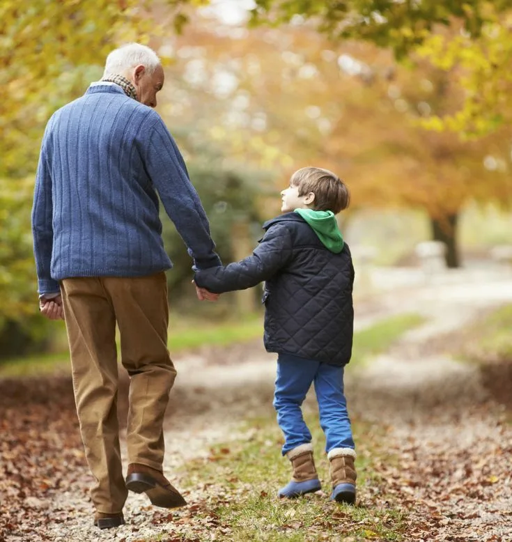Mein Sohn mähte vier Jahre lang kostenlos den Rasen seines älteren Nachbarn … Am Tag seiner Beerdigung überreichte ihm der Anwalt einen Brief, der ein unerwartetes Geheimnis enthüllte.