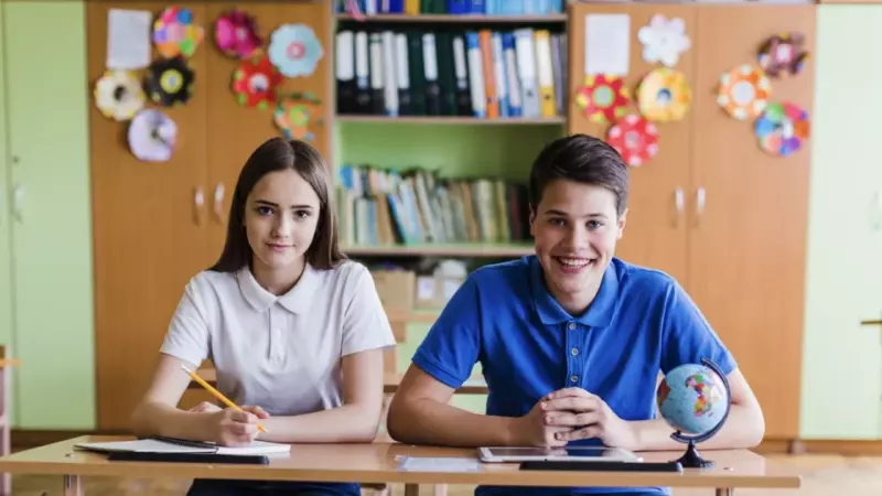Mein Sohn ließ monatelang seine Haare wachsen, um seiner an Krebs erkrankten Freundin eine Perücke zu ermöglichen … Doch als ich in die Schule gerufen wurde, enthüllte ihr Vater ein Geheimnis, das mich zutiefst erschütterte.