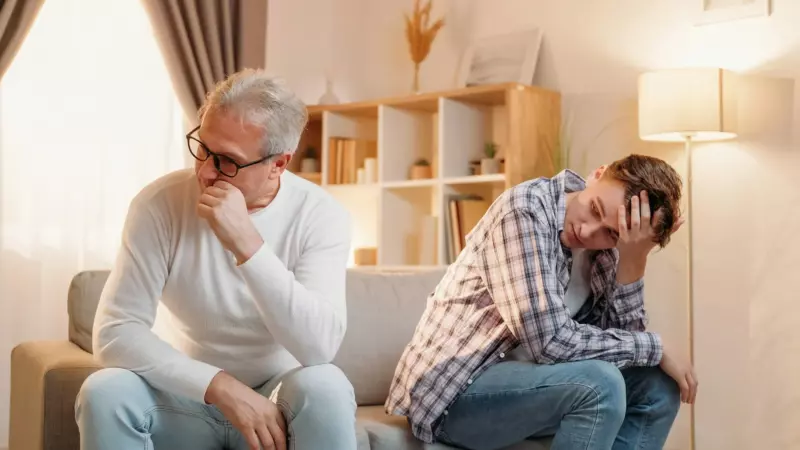 Meine Familie verstieß mich an Weihnachten … Wochen später kam mein Vater mit einem Schlüsseldienst, um mir meine Ranch wegzunehmen. Doch dann erschien der Sheriff – und sein schreckliches Geheimnis wurde enthüllt …