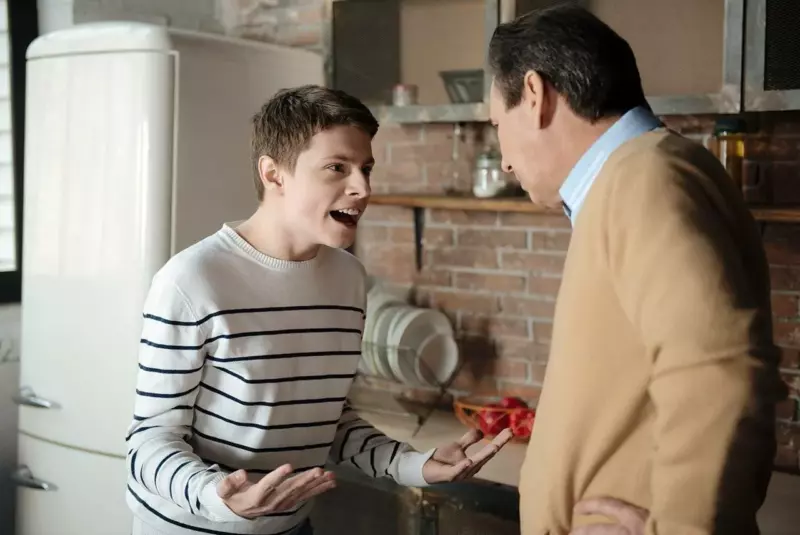 Meine Familie verstieß mich an Weihnachten … Wochen später kam mein Vater mit einem Schlüsseldienst, um mir meine Ranch wegzunehmen. Doch dann erschien der Sheriff – und sein schreckliches Geheimnis wurde enthüllt …