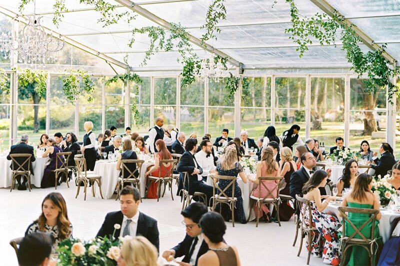 Auf meiner Hochzeit demütigten sie mich vor allen Gästen … 10 Jahre später ruinierte ich die Hochzeit ihrer Tochter, indem ich ein Geheimnis enthüllte, das alle schockierte.